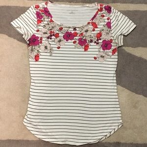 💜 4/$20 TOPS - Ann Taylor Scoop Neck Flower T